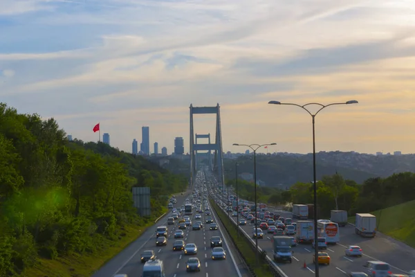 Julio Mártires Puente Paisaje Tráfico Pesado —  Fotos de Stock