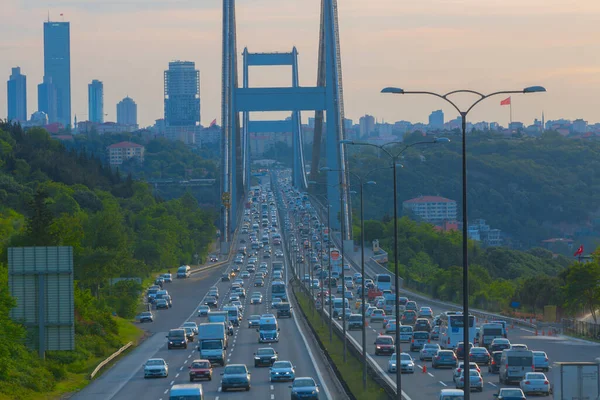 Julio Mártires Puente Paisaje Tráfico Pesado —  Fotos de Stock