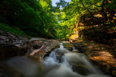 Türkiye 'nin Bursa ilçesi Suutu Şelalesi Mustafakemalpaa ilçesine 18 km uzaklıkta bulunuyor ve ilçenin 38 metre yüksekliğindeki FELEZ şelalesinden dökülen içme suyunun ihtiyaçlarını karşılıyor