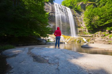 Türkiye 'nin Bursa ilçesi Suutu Şelalesi Mustafakemalpaa ilçesine 18 km uzaklıkta bulunuyor ve ilçenin 38 metre yüksekliğindeki FELEZ şelalesinden dökülen içme suyunun ihtiyaçlarını karşılıyor