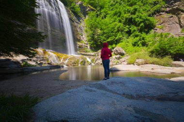 Türkiye 'nin Bursa ilçesi Suutu Şelalesi Mustafakemalpaa ilçesine 18 km uzaklıkta bulunuyor ve ilçenin 38 metre yüksekliğindeki FELEZ şelalesinden dökülen içme suyunun ihtiyaçlarını karşılıyor