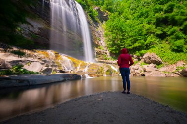 Türkiye 'nin Bursa ilçesi Suutu Şelalesi Mustafakemalpaa ilçesine 18 km uzaklıkta bulunuyor ve ilçenin 38 metre yüksekliğindeki FELEZ şelalesinden dökülen içme suyunun ihtiyaçlarını karşılıyor