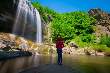 Türkiye 'nin Bursa ilçesi Suutu Şelalesi Mustafakemalpaa ilçesine 18 km uzaklıkta bulunuyor ve ilçenin 38 metre yüksekliğindeki FELEZ şelalesinden dökülen içme suyunun ihtiyaçlarını karşılıyor