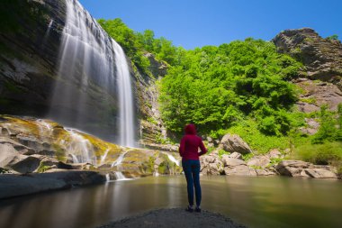 Türkiye 'nin Bursa ilçesi Suutu Şelalesi Mustafakemalpaa ilçesine 18 km uzaklıkta bulunuyor ve ilçenin 38 metre yüksekliğindeki FELEZ şelalesinden dökülen içme suyunun ihtiyaçlarını karşılıyor