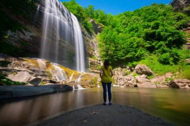 Türkiye 'nin Bursa ilçesi Suutu Şelalesi Mustafakemalpaa ilçesine 18 km uzaklıkta bulunuyor ve ilçenin 38 metre yüksekliğindeki FELEZ şelalesinden dökülen içme suyunun ihtiyaçlarını karşılıyor