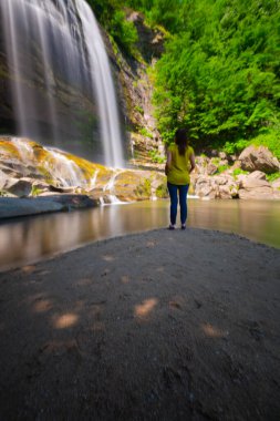 Türkiye 'nin Bursa ilçesi Suutu Şelalesi Mustafakemalpaa ilçesine 18 km uzaklıkta bulunuyor ve ilçenin 38 metre yüksekliğindeki FELEZ şelalesinden dökülen içme suyunun ihtiyaçlarını karşılıyor