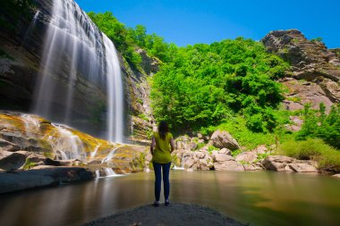 Türkiye 'nin Bursa ilçesi Suutu Şelalesi Mustafakemalpaa ilçesine 18 km uzaklıkta bulunuyor ve ilçenin 38 metre yüksekliğindeki FELEZ şelalesinden dökülen içme suyunun ihtiyaçlarını karşılıyor