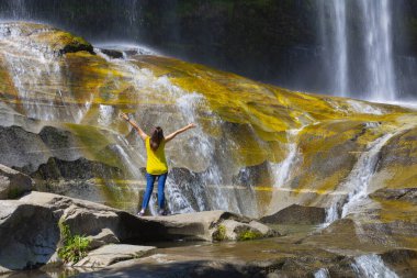 Türkiye 'nin Bursa ilçesi Suutu Şelalesi Mustafakemalpaa ilçesine 18 km uzaklıkta bulunuyor ve ilçenin 38 metre yüksekliğindeki FELEZ şelalesinden dökülen içme suyunun ihtiyaçlarını karşılıyor