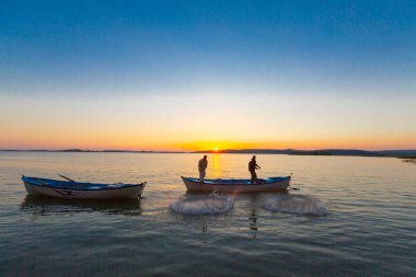 Ağ balıkçıları ve gün batımı / Golyazi - Türkiye