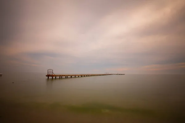 長時間露光桟橋と風景 — ストック写真