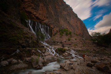 Dünyanın en yüksek ikinci şelalesi olarak bilinen Kapuzba Şelalesi son zamanlarda güzelliği ile araştırılan yerlerden biri olmaya devam ediyor..