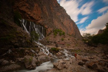 Dünyanın en yüksek ikinci şelalesi olarak bilinen Kapuzba Şelalesi son zamanlarda güzelliği ile araştırılan yerlerden biri olmaya devam ediyor..