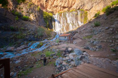 Dünyanın en yüksek ikinci şelalesi olarak bilinen Kapuzba Şelalesi son zamanlarda güzelliği ile araştırılan yerlerden biri olmaya devam ediyor..