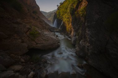 Dünyanın en yüksek ikinci şelalesi olarak bilinen Kapuzba Şelalesi son zamanlarda güzelliği ile araştırılan yerlerden biri olmaya devam ediyor..