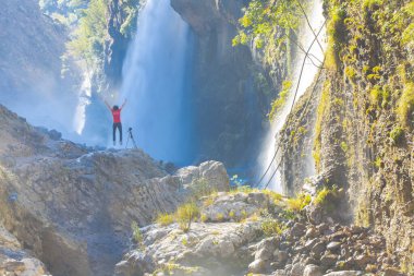 Dünyanın en yüksek ikinci şelalesi olarak bilinen Kapuzba Şelalesi son zamanlarda güzelliği ile araştırılan yerlerden biri olmaya devam ediyor..