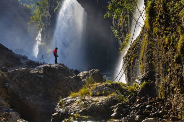 Dünyanın en yüksek ikinci şelalesi olarak bilinen Kapuzba Şelalesi son zamanlarda güzelliği ile araştırılan yerlerden biri olmaya devam ediyor..