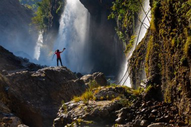 Dünyanın en yüksek ikinci şelalesi olarak bilinen Kapuzba Şelalesi son zamanlarda güzelliği ile araştırılan yerlerden biri olmaya devam ediyor..