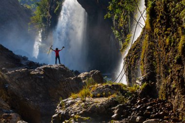 Dünyanın en yüksek ikinci şelalesi olarak bilinen Kapuzba Şelalesi son zamanlarda güzelliği ile araştırılan yerlerden biri olmaya devam ediyor..