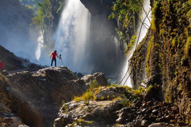 Dünyanın en yüksek ikinci şelalesi olarak bilinen Kapuzba Şelalesi son zamanlarda güzelliği ile araştırılan yerlerden biri olmaya devam ediyor..
