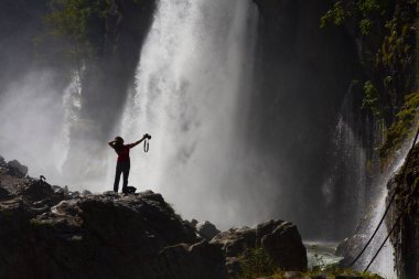 Dünyanın en yüksek ikinci şelalesi olarak bilinen Kapuzba Şelalesi son zamanlarda güzelliği ile araştırılan yerlerden biri olmaya devam ediyor..
