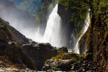 Dünyanın en yüksek ikinci şelalesi olarak bilinen Kapuzba Şelalesi son zamanlarda güzelliği ile araştırılan yerlerden biri olmaya devam ediyor..