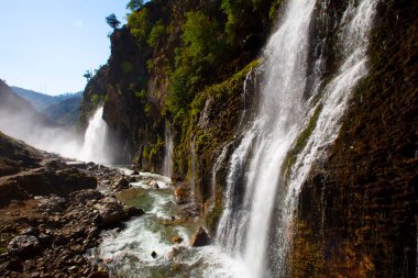 Dünyanın en yüksek ikinci şelalesi olarak bilinen Kapuzba Şelalesi son zamanlarda güzelliği ile araştırılan yerlerden biri olmaya devam ediyor..