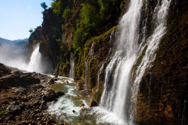Dünyanın en yüksek ikinci şelalesi olarak bilinen Kapuzba Şelalesi son zamanlarda güzelliği ile araştırılan yerlerden biri olmaya devam ediyor..