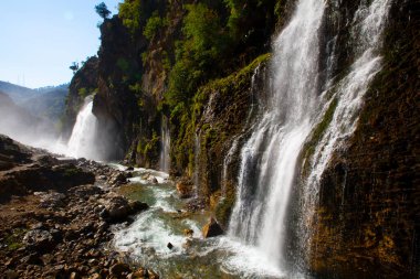 Dünyanın en yüksek ikinci şelalesi olarak bilinen Kapuzba Şelalesi son zamanlarda güzelliği ile araştırılan yerlerden biri olmaya devam ediyor..