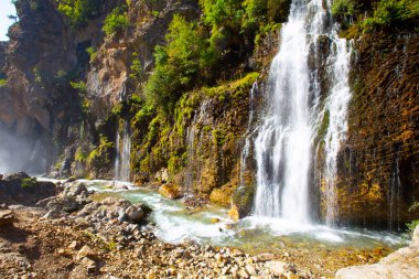 Dünyanın en yüksek ikinci şelalesi olarak bilinen Kapuzba Şelalesi son zamanlarda güzelliği ile araştırılan yerlerden biri olmaya devam ediyor..