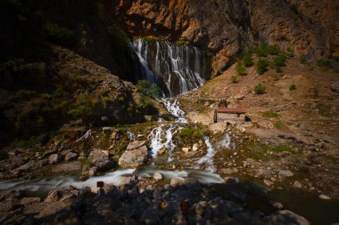 Dünyanın en yüksek ikinci şelalesi olarak bilinen Kapuzba Şelalesi son zamanlarda güzelliği ile araştırılan yerlerden biri olmaya devam ediyor..