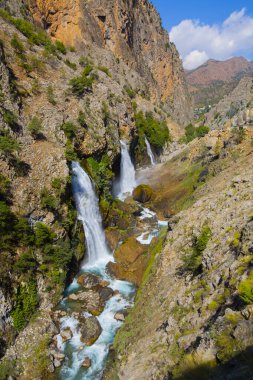 Dünyanın en yüksek ikinci şelalesi olarak bilinen Kapuzba Şelalesi son zamanlarda güzelliği ile araştırılan yerlerden biri olmaya devam ediyor..