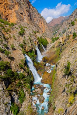 Dünyanın en yüksek ikinci şelalesi olarak bilinen Kapuzba Şelalesi son zamanlarda güzelliği ile araştırılan yerlerden biri olmaya devam ediyor..