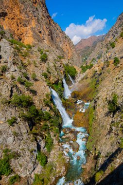 Dünyanın en yüksek ikinci şelalesi olarak bilinen Kapuzba Şelalesi son zamanlarda güzelliği ile araştırılan yerlerden biri olmaya devam ediyor..