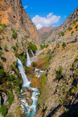 Dünyanın en yüksek ikinci şelalesi olarak bilinen Kapuzba Şelalesi son zamanlarda güzelliği ile araştırılan yerlerden biri olmaya devam ediyor..
