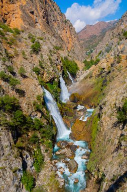 Dünyanın en yüksek ikinci şelalesi olarak bilinen Kapuzba Şelalesi son zamanlarda güzelliği ile araştırılan yerlerden biri olmaya devam ediyor..