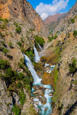 Dünyanın en yüksek ikinci şelalesi olarak bilinen Kapuzba Şelalesi son zamanlarda güzelliği ile araştırılan yerlerden biri olmaya devam ediyor..