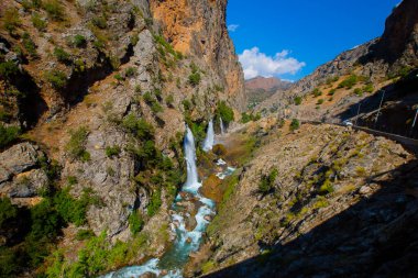 Dünyanın en yüksek ikinci şelalesi olarak bilinen Kapuzba Şelalesi son zamanlarda güzelliği ile araştırılan yerlerden biri olmaya devam ediyor..