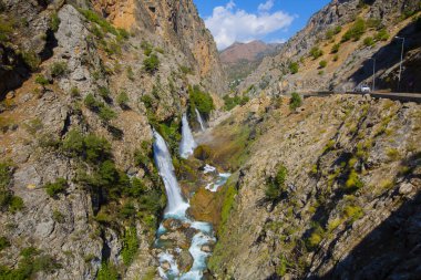 Dünyanın en yüksek ikinci şelalesi olarak bilinen Kapuzba Şelalesi son zamanlarda güzelliği ile araştırılan yerlerden biri olmaya devam ediyor..