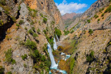 Dünyanın en yüksek ikinci şelalesi olarak bilinen Kapuzba Şelalesi son zamanlarda güzelliği ile araştırılan yerlerden biri olmaya devam ediyor..