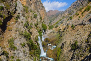 Dünyanın en yüksek ikinci şelalesi olarak bilinen Kapuzba Şelalesi son zamanlarda güzelliği ile araştırılan yerlerden biri olmaya devam ediyor..