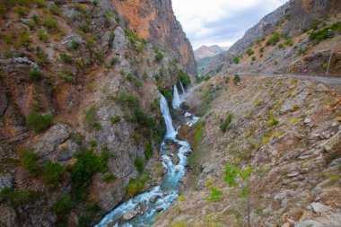 Dünyanın en yüksek ikinci şelalesi olarak bilinen Kapuzba Şelalesi son zamanlarda güzelliği ile araştırılan yerlerden biri olmaya devam ediyor..