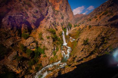 Dünyanın en yüksek ikinci şelalesi olarak bilinen Kapuzba Şelalesi son zamanlarda güzelliği ile araştırılan yerlerden biri olmaya devam ediyor..