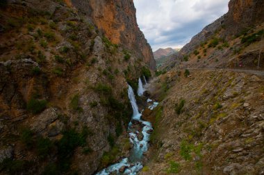 Dünyanın en yüksek ikinci şelalesi olarak bilinen Kapuzba Şelalesi son zamanlarda güzelliği ile araştırılan yerlerden biri olmaya devam ediyor..