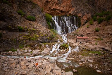 Dünyanın en yüksek ikinci şelalesi olarak bilinen Kapuzba Şelalesi son zamanlarda güzelliği ile araştırılan yerlerden biri olmaya devam ediyor..