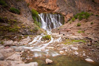 Dünyanın en yüksek ikinci şelalesi olarak bilinen Kapuzba Şelalesi son zamanlarda güzelliği ile araştırılan yerlerden biri olmaya devam ediyor..