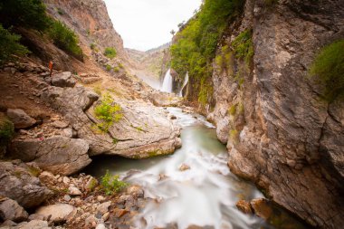 Dünyanın en yüksek ikinci şelalesi olarak bilinen Kapuzba Şelalesi son zamanlarda güzelliği ile araştırılan yerlerden biri olmaya devam ediyor..