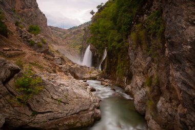Dünyanın en yüksek ikinci şelalesi olarak bilinen Kapuzba Şelalesi son zamanlarda güzelliği ile araştırılan yerlerden biri olmaya devam ediyor..