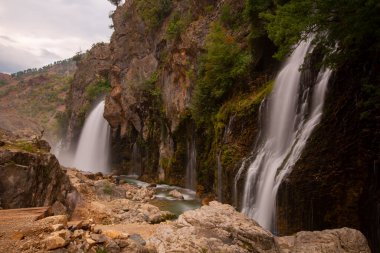 Dünyanın en yüksek ikinci şelalesi olarak bilinen Kapuzba Şelalesi son zamanlarda güzelliği ile araştırılan yerlerden biri olmaya devam ediyor..