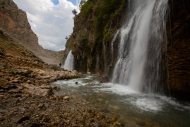 Dünyanın en yüksek ikinci şelalesi olarak bilinen Kapuzba Şelalesi son zamanlarda güzelliği ile araştırılan yerlerden biri olmaya devam ediyor..