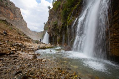 Dünyanın en yüksek ikinci şelalesi olarak bilinen Kapuzba Şelalesi son zamanlarda güzelliği ile araştırılan yerlerden biri olmaya devam ediyor..